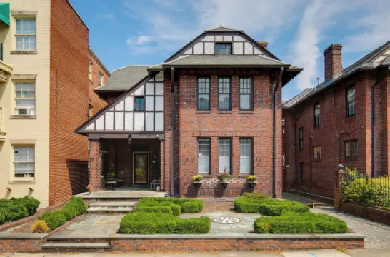 Grand Retreat with VMFA Views + Large Groups リッチモンド大学周辺のホテル