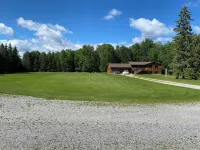 Charming farmhouse upper floor with 2 bedrooms and WiFi, AC in Warroad