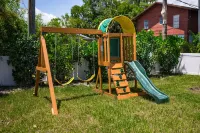 THE OASIS, Brand New Home, Screened in Heated Pool, Close to 5th Ave and Beach