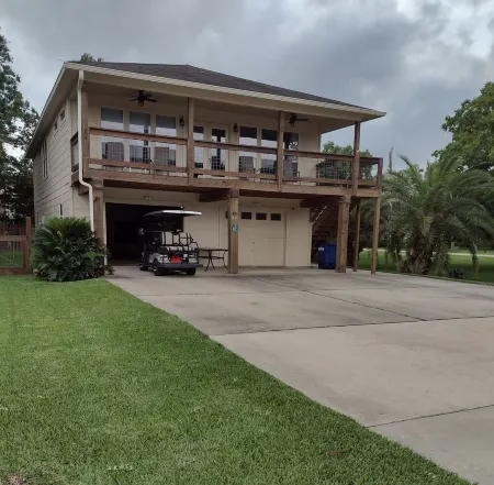 The Kemah house is on the Bay side of 146,  ½ mile up Kipp Ave to the Boardwalk Отели в г. Кема