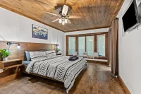 Fern Gulley Cabin with Hot Tub, Pet Friendly,  near DBBB / Hollerwood