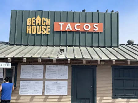 House of Verrett Beach Villa-Ventura,  Sleeps 6 & Four-Minutes from Beach Отели рядом с достопримечательностью «McGrath Family Farm»