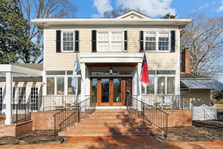 Historic Gem, Steps from UNC & on Franklin St Отели рядом с достопримечательностью «Университет Северная Каролина в Чапел Хилл»