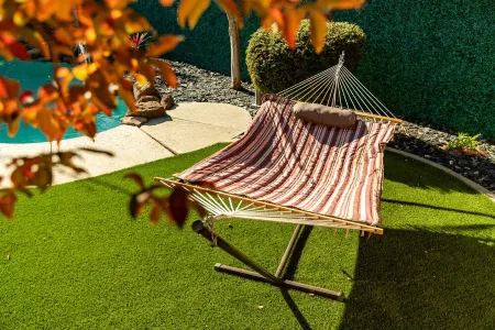 Stunning Hidden Haven w/Pool! Casa Industrial Отели рядом с достопримечательностью «Парк Вельма & Лестер Кинг»