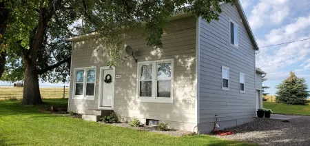 Historic ranch house has beautiful mountain and valley views. Weekly discounts.