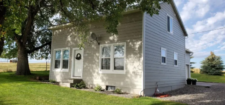 Historic ranch house has beautiful mountain and valley views. Weekly discounts.