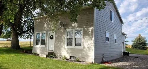 Historic ranch house has beautiful mountain and valley views. Weekly discounts.