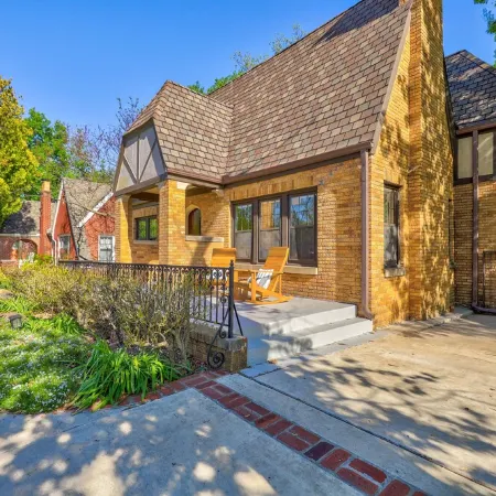 Large luxury Home - Walk to Campus/Stadium in the Heart of Norman
