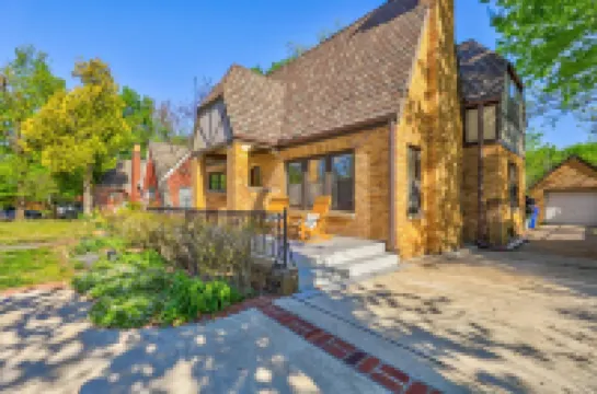 Large luxury Home - Walk to Campus/Stadium in the Heart of Norman