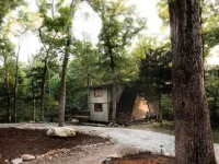 Innsbrook Falls Hideaway - Roomy lakefront Chalet w/ spacious deck & firepit Hotels in Innsbrook