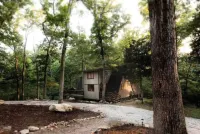 Innsbrook Falls Hideaway - Roomy lakefront Chalet w/ spacious deck & firepit