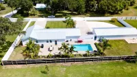 4Bd 4Ba private, 4 kings bf, heated pool, sleeps 16+! Hotels near Palm View First Baptist Church
