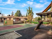 Luxury 4 bd/3ba Family Home near Ocean, Airport,  & Seattle XL yard w/sportcourt Hotéis em Burien