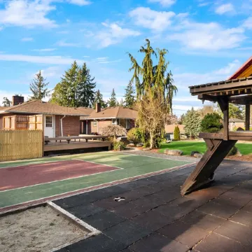 Luxury 4 bd/3ba Family Home near Ocean, Airport,  & Seattle XL yard w/sportcourt