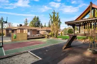 Luxury 4 bd/3ba Family Home near Ocean, Airport,  & Seattle XL yard w/sportcourt