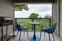 Golf Course Views, Quiet, Comfy Pet-Friendly at Holiday Hills Golf & Resort