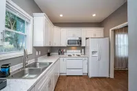 Cheerful Pet-Friendly Bungalow 1 Block from Downtown Laurens