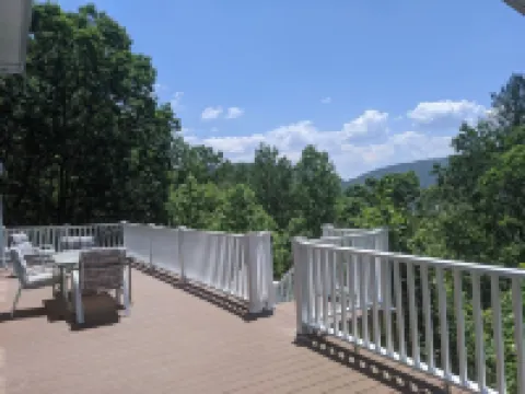 Bear Creek-Mountain views, decks that surround, and 3 creeks to discover!