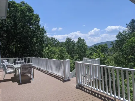 Bear Creek-Mountain views, decks that surround, and 3 creeks to discover!