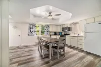BIRCH COTTAGE - Modern Lake House w/ shared Frontage on Thayer Lake - 4-Star
