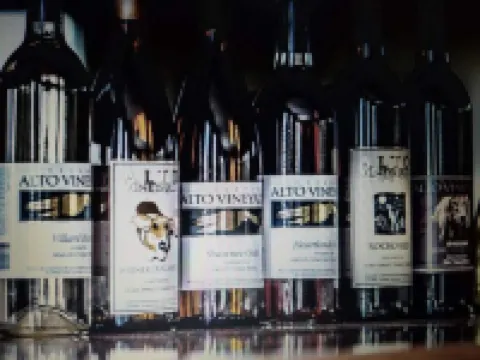 * Best Location on the Wine Trail! * Hiking Trail 1 min away * Wi-Fi *