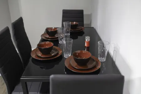 "Upper Magnolia"- Nice 2 Bed Apt Fully Remodeled and Stocked