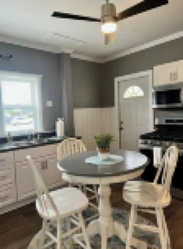 2 Bedroom Apartment Walking distance to downtown Lake Geneva