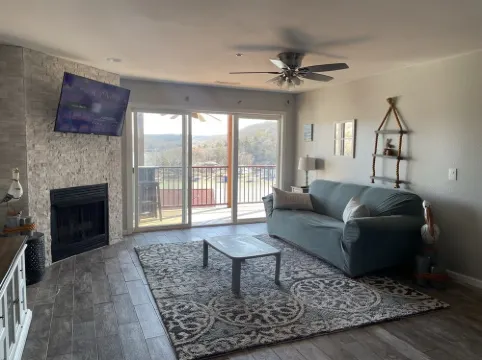 Lakeview Luxury: Stunning 2 Bed, 2 Bath Condo with Breathtaking Lake Views