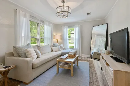 Enjoy our cozy cottage just minutes from A&M Campus Отели в г. Брайан