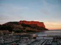 Beautiful and bright apartment with lovely view of Cassis Bay and feet in water