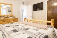 Remodeled cabin w/grill close to midtown and hiking