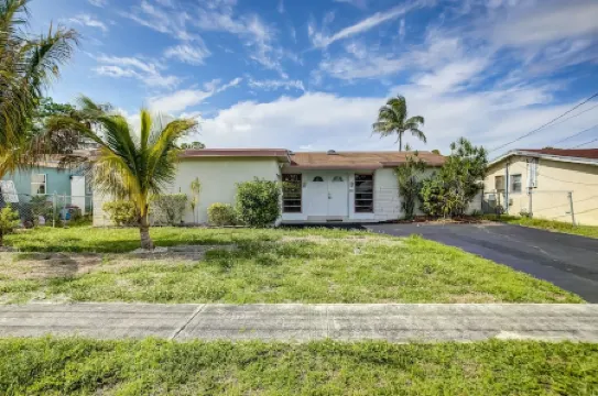 New! Lush Villa w/ Pool and King Bed Sleeps 10..