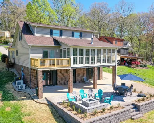 Pristine lake house offering watersports, gameroom favorites, and stunning view Hotels in Clines