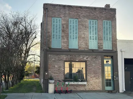 Downtown Mobile near Dauphin, St Louis, Greer's, Saenger, Restaurants - Unit A Отели рядом с достопримечательностью «Arthur R. Outlaw Convention Center»