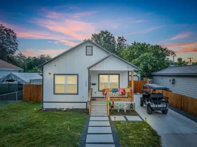 Coco House rental home sleeps 6, ample outdoor seating, jacuzzi and a golf cart! Hotels near Kilroy Lake