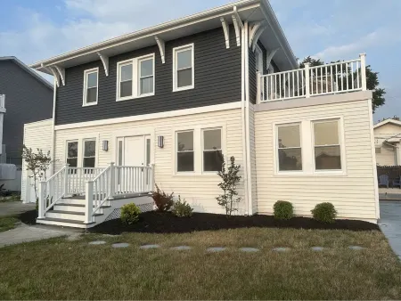 Luxury Boho Bay House. Balcony with Sunset Views, Near Casinos & Beach