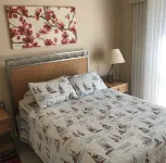 MI Charm:Heated pool, Walking Distance to Beach & Restaurants, Sleeps 10