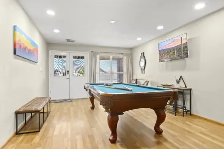 Large Pool, Near State Farm Stdm and Many Entertainment Districts!