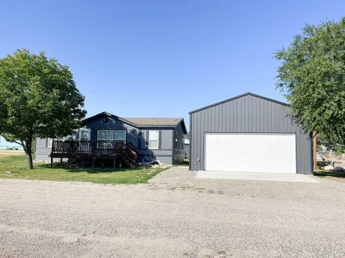 Well kept cozy home located right next to the Big Horn River and Yellowtail Dam
