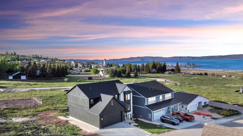 Family-friendly Retreat w/ Hot Tub, Games & Views!