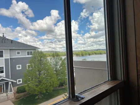 Stunning river view loft in Wabasha near Eagle Center
