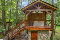 Riverfront 3BR Cabin minutes to Table Rock. Fire pit, hot tub, and game room.