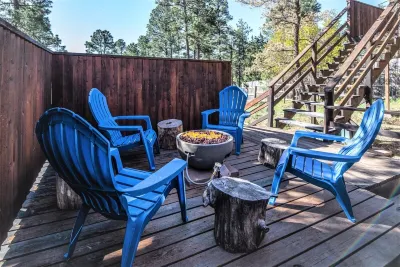 Northern Star - Unique Cabin, Hot Tub, Pets okay, close to Skiing, Track, Casino