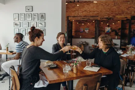 Modern Retro Hun Suite- Hampden 1 Br/1 Bth-On The Avenue - Near JHU/ Downtown Отели рядом со станцией Балтимор - Пенн-Станция, МД