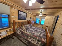 Blissful cozy, year round, lakeside cabin on Butternut Lake.  Dogs welcome. 치페와 호텔