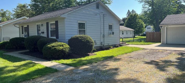 Avon Lake Updated 2 Bedroom Cottage near Lake Erie on Very Quite Wooded Street Hotels in Lorain County