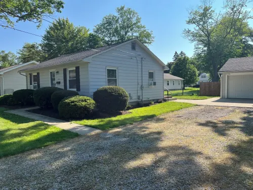 Avon Lake Updated 2 Bedroom Cottage near Lake Erie on Very Quite Wooded Street