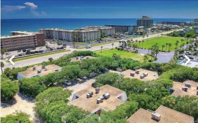 Townhouse Sleeps 6 across street from Beach! Swimming Pool & Clubhouse! Hotels near New Smyrna Town Beach
