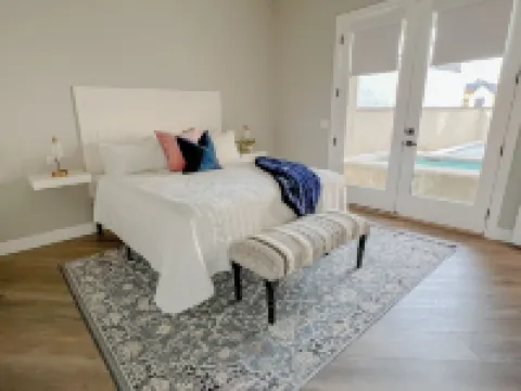 SUNSHINE VILLA..SLEEPS 30, 8 BR, 8 BA, NEW 2023. Pool/Spa, Super nice and Roomy.