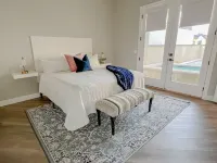 SUNSHINE VILLA..SLEEPS 30, 8 BR, 8 BA, NEW 2023. Pool/Spa, Super nice and Roomy.